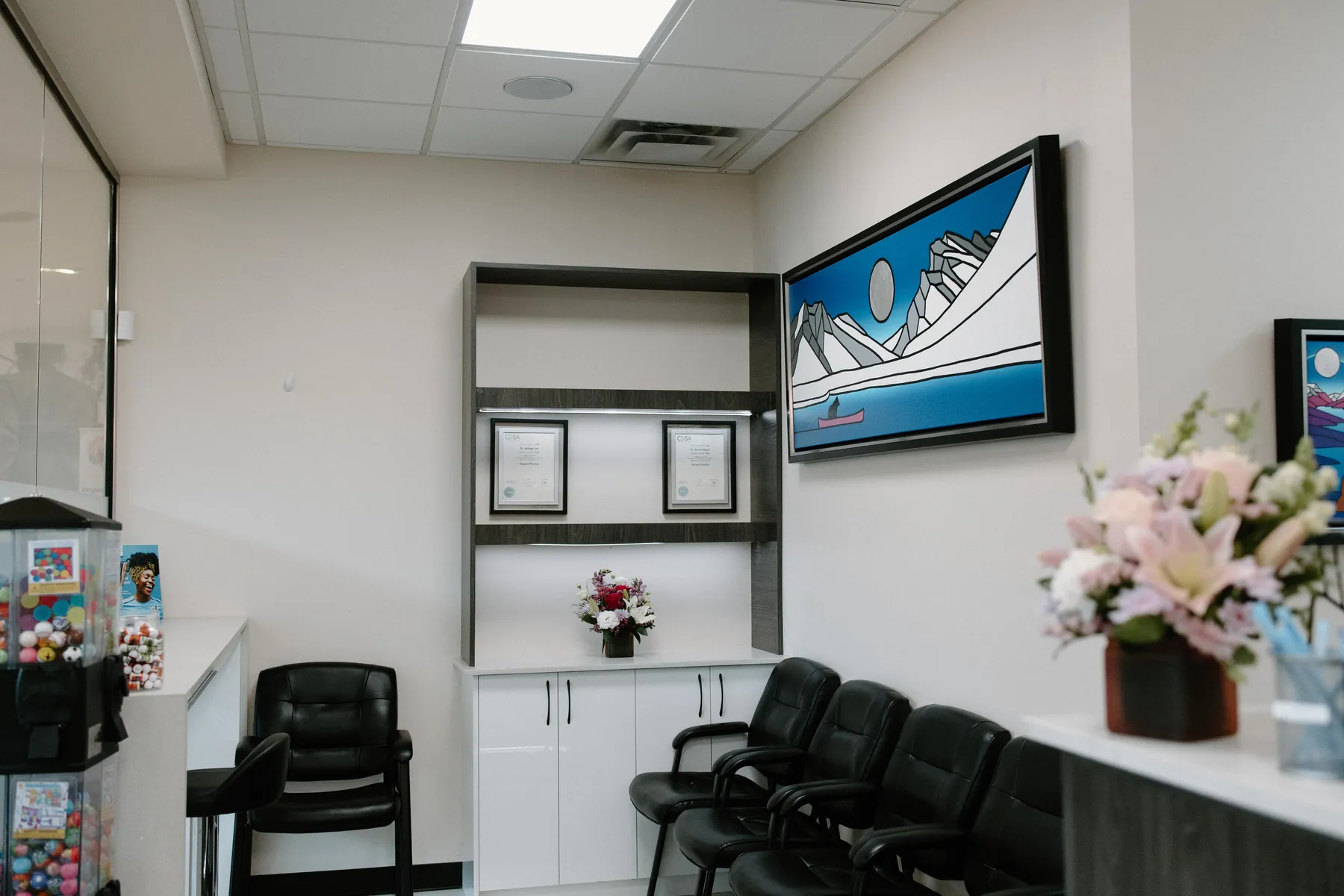 Comfortable waiting area with fresh flowers at Smiles @ Southgate